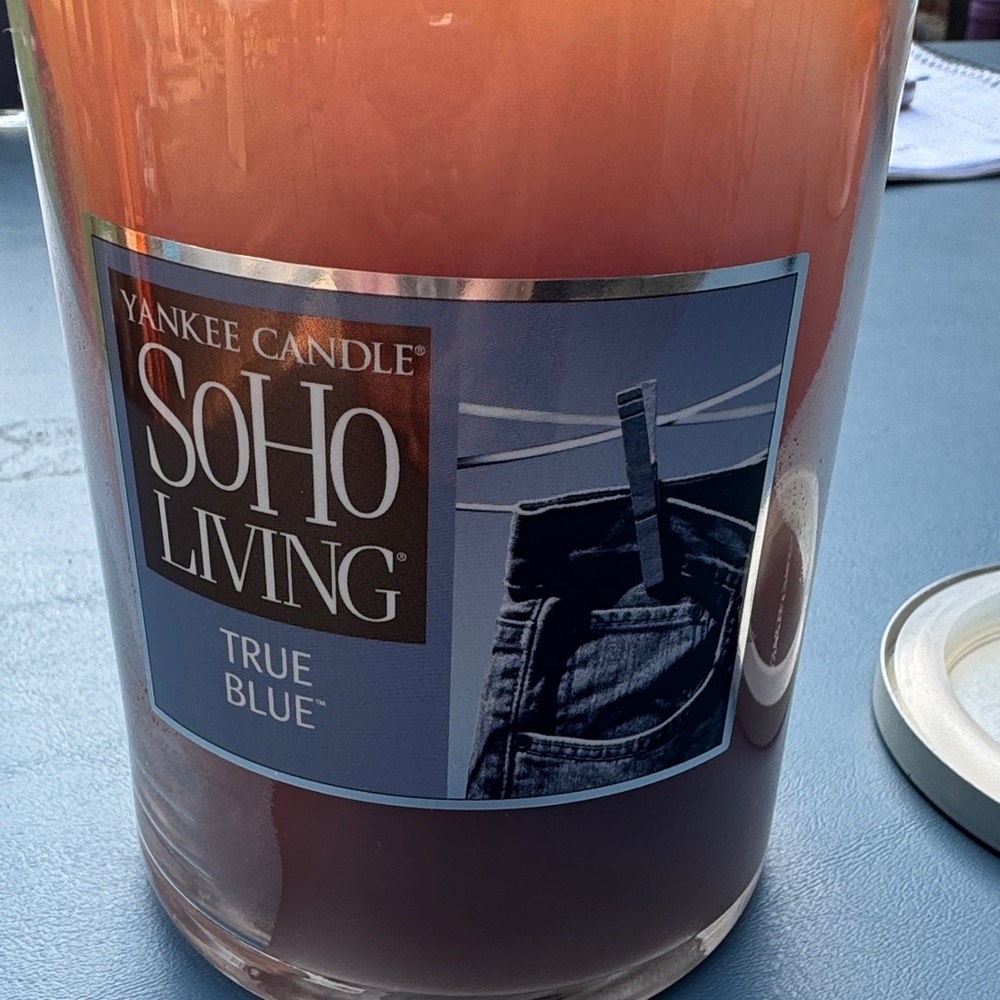 Yankee Candle SoHo Living True Blue with Warm Brown Hue - Picture 2 of 3